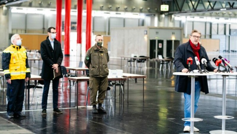 Gesundheitsstadtrat Peter Hacker (SPÖ) bei einem Fototermin zu den Planungen für die Massentests in der Messe Wien (Bild: APA/EXPA/Florian Schroetter)