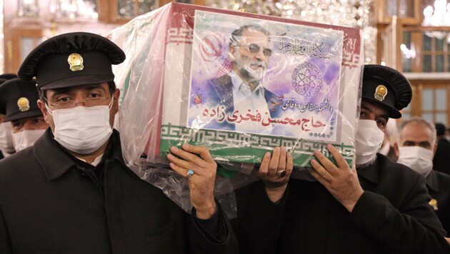 Ein vom iranischen Verteidigungsministerium zur Verfügung gestelltes Bild zeigt den Sarg des ermordeten iranischen Nuklearwissenschaftlers Mohsen Fakhrizadeh während eines Trauerzuges in der nordöstlichen Stadt Mashhad. (Bild: AFP)
