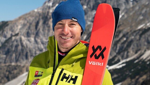 Manfred „Manni” Pranger, Slalom-Weltmeister und Kitzbühel-Sieger, erkundet auf einer Bergtour die abgelegensten Winkel seiner Heimat. Der Gschnitztaler genießt dabei auch einen schönen Sonnenaufgang. (Bild: Servus TV/Stefan Voitl)