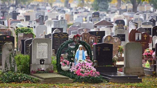 Das Grab gewinnt in der Corona-Krise an Bedeutung, damit vor allem jene, die beim Begräbnis nicht dabei sein konnten, Blumen ablegen, ein Kerzerl anzünden und „Pfiat di“ sagen können. (Bild: Wolfgang Spitzbart)