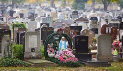 Das Grab gewinnt in der Corona-Krise an Bedeutung, damit vor allem jene, die beim Begräbnis nicht dabei sein konnten, Blumen ablegen, ein Kerzerl anzünden und „Pfiat di“ sagen können. (Bild: Wolfgang Spitzbart)