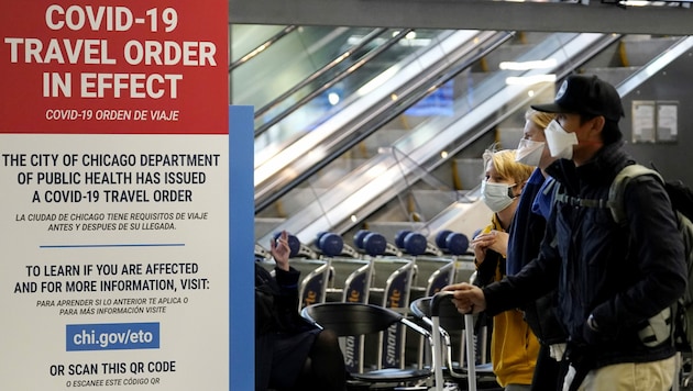 Reisende am Flughafen Chicago (Bild: The Associated Press)