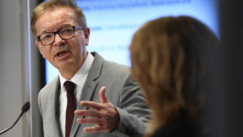 Die App sei ein wertvolles Hilfsmittel, um die Zeit zu überbrücken, bis die Impfung bereitstehe, erklärte Gesundheitsminister Anschober bei der Pressekonferenz. (Bild: APA/ROBERT JAEGER)