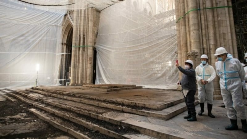 Die französische Kulturministerin Roselyne Bachelot besichtigte Ende November die Bauarbeiten in der Kathedrale. (Bild: AFP)