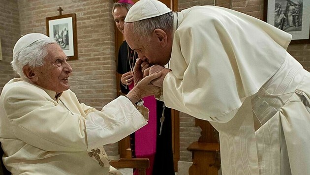 Papst Franziskus küsste die Hände seines Vorgängers Benedikt XVI., als ob es überhaupt keine Pandemie gäbe. (Bild: AP)