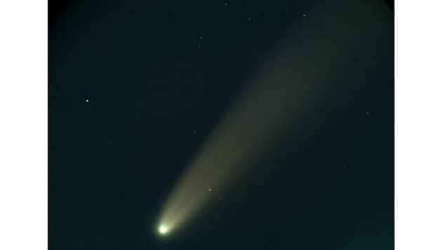 Das Bild vom Kometen „Neowise“ im NASA-Buch. (Bild: Robert Grögler/NASA)
