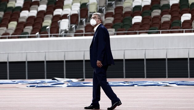 IOC-Präsident Thomas Bach bei der Besichtigung des Olympia-Stadions von Tokio. (Bild: AP/Behrouz Mehri)