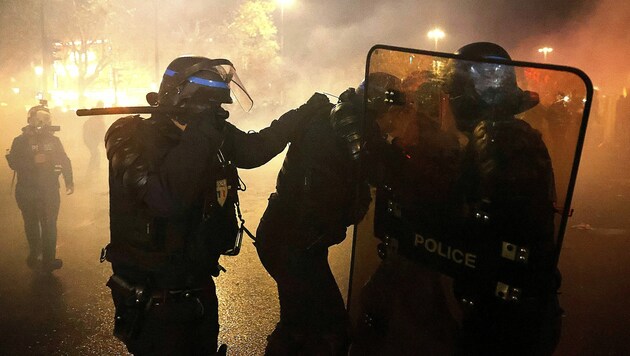 Fotos von Polizisten im Einsatz sollen auch in Zukunft ohne strafrechtliche Konsequenzen gemacht werden dürfen. (Bild: APA/AFP/Thomas COEX)