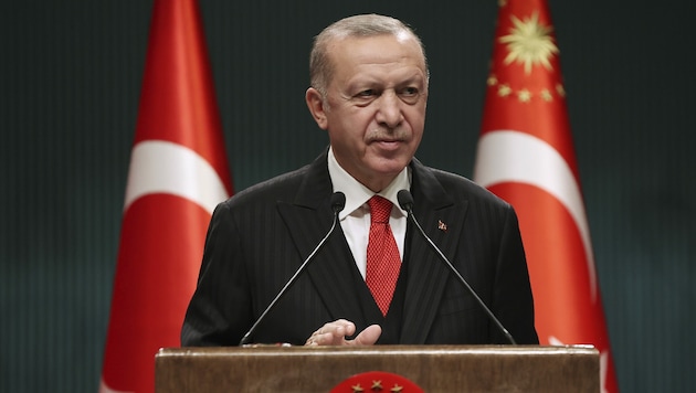 Erdogan (re.) bringt sich immer wieder als Vermittler zwischen der Ukraine und Russland ins Spiel. (Bild: Turkish Presidency via AP)
