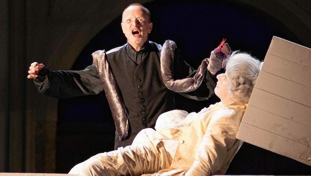 Schauspieler Jochen Hampl in der Rolle des Bazillus in Peter Turrinis „Der tollste Tag“ bei den Haller Gassenspielen 2017. (Bild: Andrea Weber)