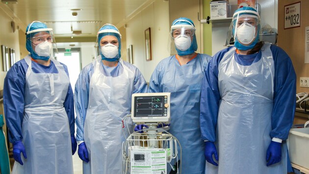 Die Pflege von Corona-Patienten ist Teamsache: Im Zwettler Spital nehmen sich Julia Leidenfrost, Krisztina Radó, Maria Moser und Marina Hammerl (v. links) dieser Aufgabe an. (Bild: LGA)