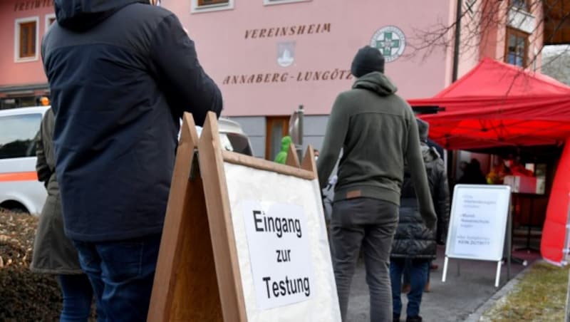 Bereits am Morgen stellten sich viele Bürger aus Annaberg zum Massentest an. (Bild: APA/BARBARA GINDL)