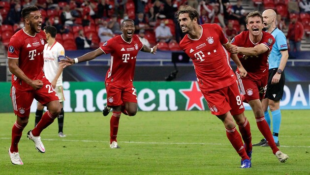 Javi Martinez (2. von re.) jubelt mit seinen Bayern-Kollegen - ab Sommer geht er einen neuen Weg. (Bild: AFP)