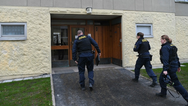 Die Polizei auf dem Weg zur Spurensicherung in der Wohnung (Bild: APA/AFP/Jonathan NACKSTRAND)