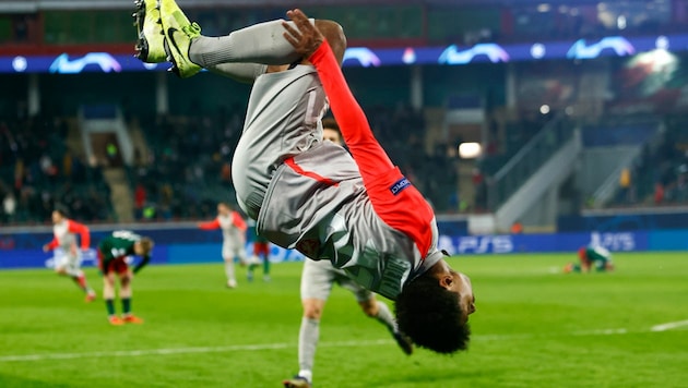 Karim Adeyemi: spektakulär beim Kicken und beim Jubeln (Bild: APA/AFP/POOL/MAXIM SHEMETOV)