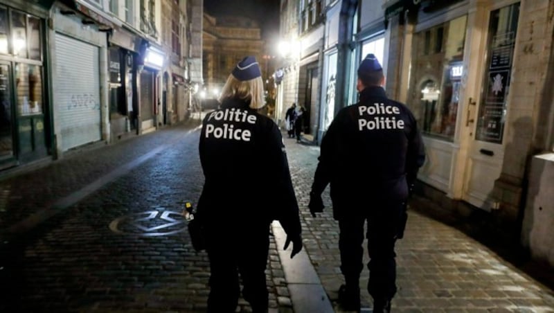 Die Ausgangssperren und Versammlungsverbote werden in Brüssel regelmäßig von Polizeistreifen kontrolliert. (Bild: APA/AFP/Belga/Thierry Roge)