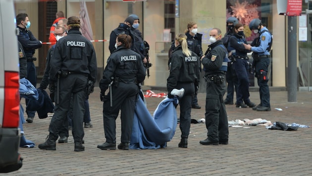 Der Angeklagte war am 1. Dezember 2020 mit seinem Geländewagen durch die Fußgängerzone gerast und tötete dabei fünf Menschen. (Bild: APA/dpa/Harald Tittel)