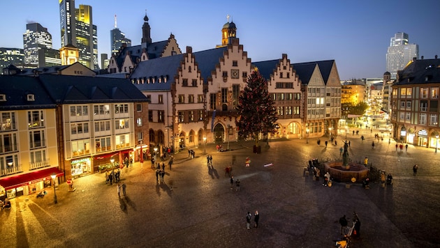 Nur wenige Menschen am Römerberg in Frankfurt am Main - normalerweise tummeln sich hier in der Vorweihnachtszeit die Shopping-freudigen und der Weihnachtsmarkt lockt Besucher an. (Bild: AP)