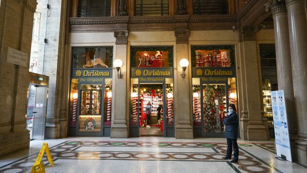 Ein einsamer Weihnachts-Shop in Rom (Bild: AP)