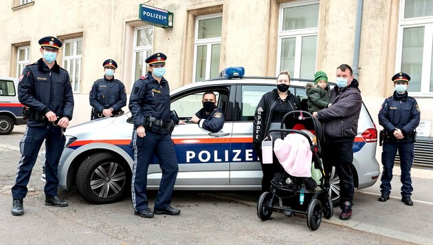 Diese Polizisten leisteten Geburtshilfe auf der Floridsdorfer Brücke. (Bild: BPD Wien)