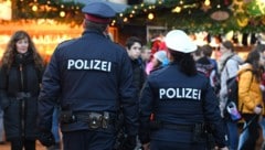 Das Treiben an den Weihnachtsständen und den Einkausstraßen soll nicht gestört werden. Deshalb untersagt die Wiener Polizei die Demos am 1. Adventwochenende (Symbolbild).   (Bild: APA/HELMUT FOHRINGER)