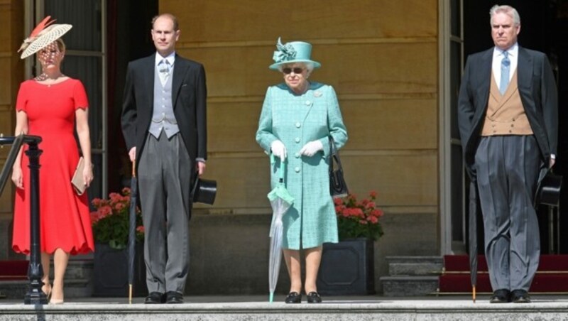 Queen Elizabeth mit ihren Söhnen Prinz Edward (links mit Ehefrau Sophie von Wessex) und Prinz Andrew (Bild: APA/AFP)