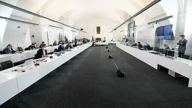 Der Sitzungssaal im Camineum der Nationalbibliothek im Rahmen des Ibiza-Untersuchungsausschusses (Bild: APA/HELMUT FOHRINGER)