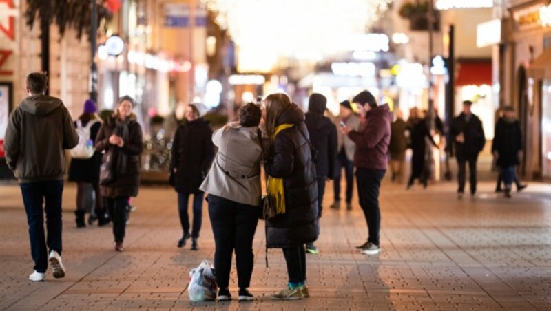 Die Sozialpartner im Handel einigen sich auf längere Öffnungszeiten vor Weihnachten. (Bild: APA/GEORG HOCHMUTH)