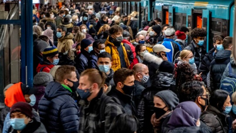 People wear face masks but stand close together as they wait for a subway train in Frankfurt, Germany, Wednesday, Dec. 2, 2020. (AP Photo/Michael Probst) (Bild: AP)