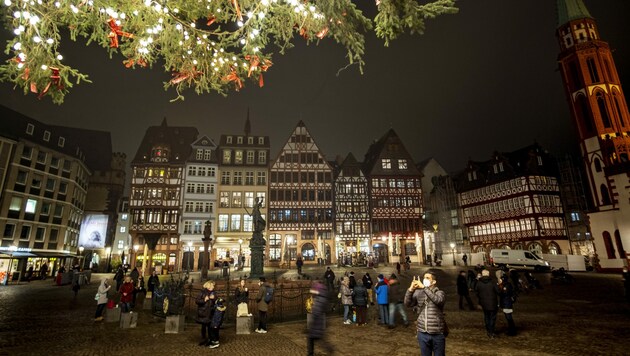 Frankfurt: Die ursprünglich bis zum 20. Dezember befristeten Corona-Beschränkungen in Deutschland wurden nun bis zum 10. Jänner verlängert. (Bild: AP)