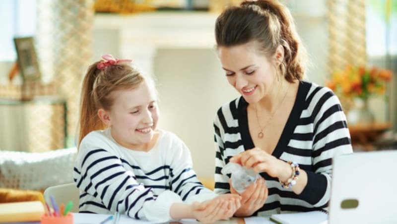 Den Umgang mit den Chemikalien auch Kinder lehren. (Bild: Alliance/stock.adobe.com)