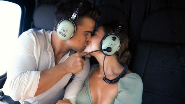 Heiße Küsse in luftigen Höhen: Beim Helikopterflug kamen sich Daniel und Melissa näher. (Bild: TVNOW)