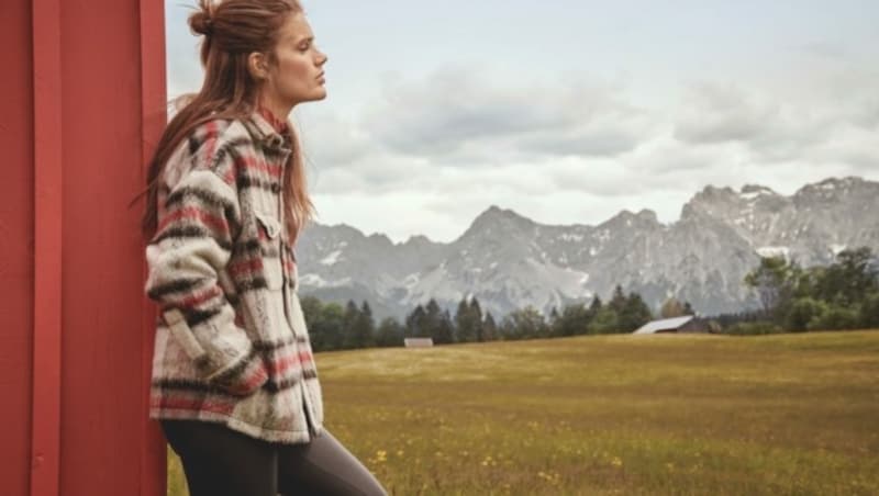 Modelle im Holzfällerhemd-Style lassen sich zu Jeans und Pulli stylen. (Bild: Peek & Cloppenburg)