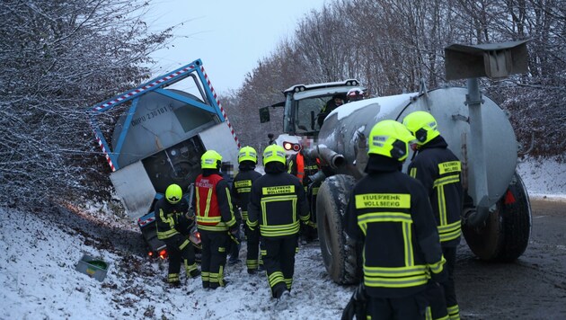 Ein Traktor samt vollem Anhänger ist Donnerstagfrüh bei winterlichen Verhältnissen bei Sattledt im Straßengraben gelandet. (Bild: Matthias Lauber)