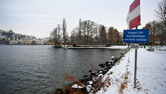 Bei diesem Badeplatz in Gmunden lag die Tote. (Bild: Fellner Klemens)