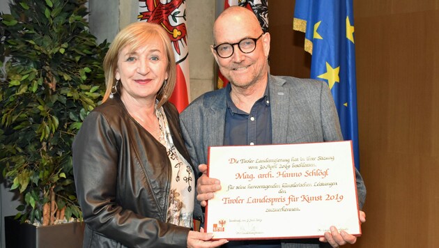 Kulturlandesrätin Beate Palfrader und Hanno Schlögl anlässlich der Verleihung des Tiroler Landespreises für Kunst 2019 im Juni des Vorjahres. (Bild: Land Tirol/Huldschiner)