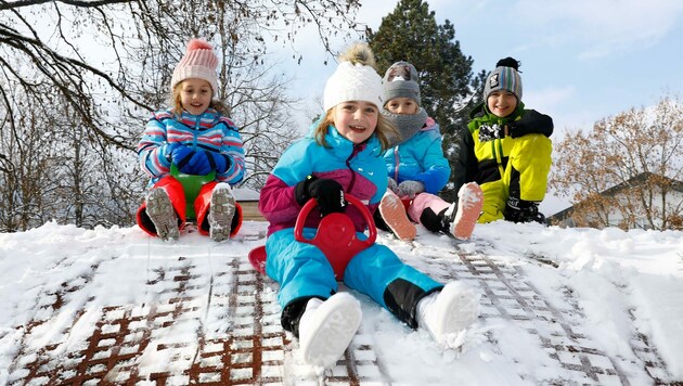 Endlich Zeit zum Rodeln! Die Freude über den Schnee ist Sofia, Ajilin, Mia und Kenan ins Gesicht geschrieben. (Bild: Gerhard Schiel)