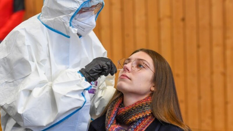 Trotz der Wetterverhältnisse kamen auch am Sonntag noch über 26.000 Tiroler zum Test (Stand Mittag). (Bild: APA/EXPA/ERICH SPIESS)