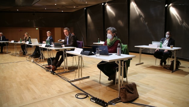 Petrik (erste Reihe, rechts vorne) saß trotz Kritik Donnerstag wieder im U-Ausschuss (Bild: Grammer Karl)