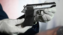 Diese Walther PP, die der verstorbene Schauspieler Sean Connery in dem Film „James Bond - 007 jagt Dr. No“ (1962) benutzte, wurde jetzt versteigert. (Bild: APA/Photo by Robyn Beck / AFP)
