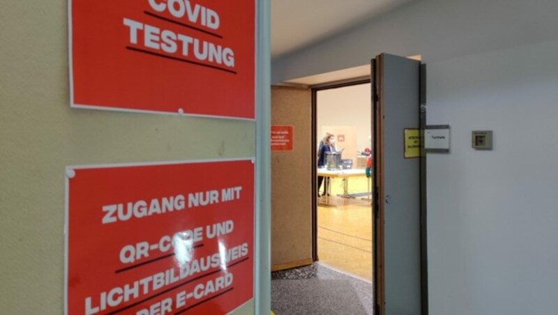 Hier geht es zu den Corona-Massentests im Bundesgymnasium Lustenau. (Bild: APA/ANGELIKA GRABHER-HOLLENSTEIN)