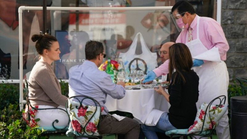 Ein Restaurant in West Hollywood serviert Speisen und Getränke im Außenbereich. Mittlerweile ist Los Angeles wieder im harten Lockdown. (Bild: AP)