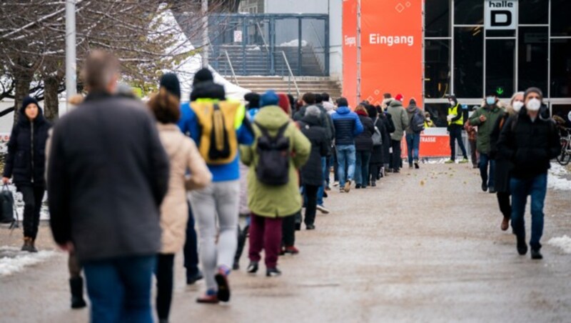 Lange Warteschlange vor der Teststation in der Stadthalle Wien (Bild: APA/Georg Hochmuth)