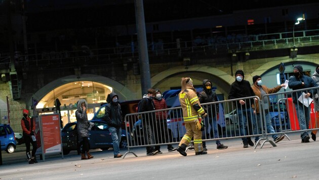 Bei der Messehalle in Innsbruck war der Andrang in den frühen Morgenstunden groß. (Bild: zeitungsfoto.at)