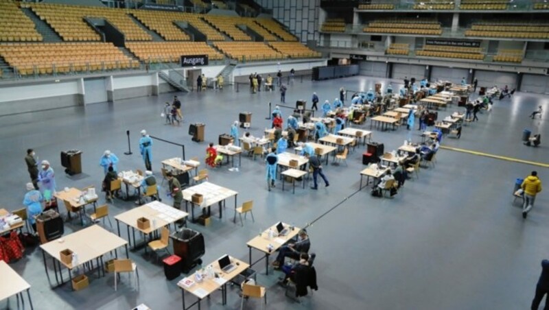 Ein Blick in die Teststation bei der Olympiahalle in Innsbruck. (Bild: Christof Birbaumer / Kronenzeitung)