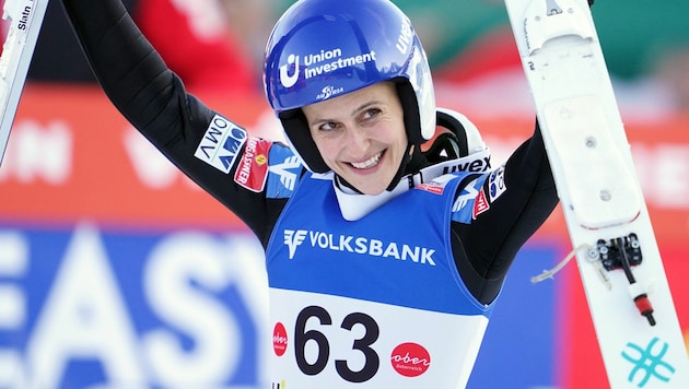 Eva Pinkelnig durfte in Innsbruck über den Staatsmeistertitel auf der Großschanze jubeln. (Bild: APA/GEORG HOCHMUTH)
