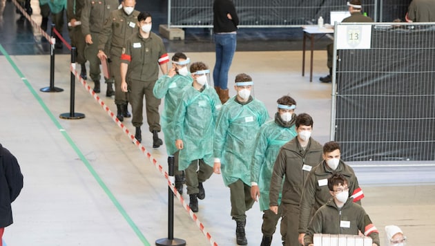 Bundesheersoldaten im Einsatz beim Massentest in Wien: Jetzt sollen sie auch in der Slowakei helfen. (Bild: AFP)