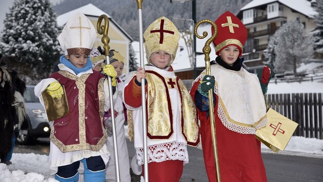 Die Kinder vom Kindergarten St. Michael zogen auch heuer als Krampus, Engel und Nikolaus verkleidet durch den Ort. (Bild: Holitzky Roland)