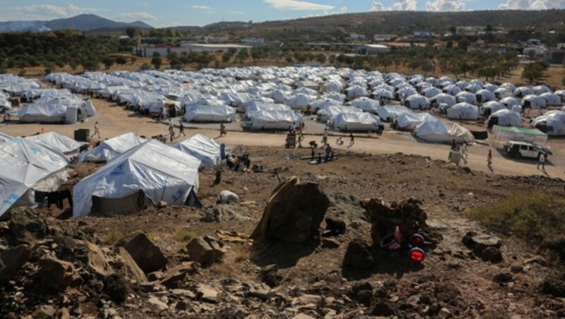 Tausende Flüchtlinge warten in Kara Tepe auf Asyl. (Bild: APA/AFP/Manolis Lagoutaris)