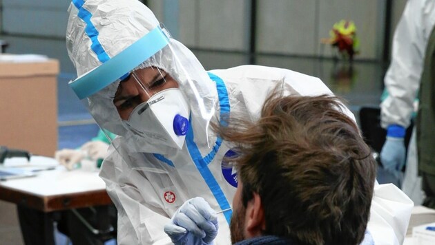 SPÖ-Chefin Pamela Rendi-Wagner half am ersten Tag der Massentests in Wien als Ärztin aus. (Bild: Klemens Groh)